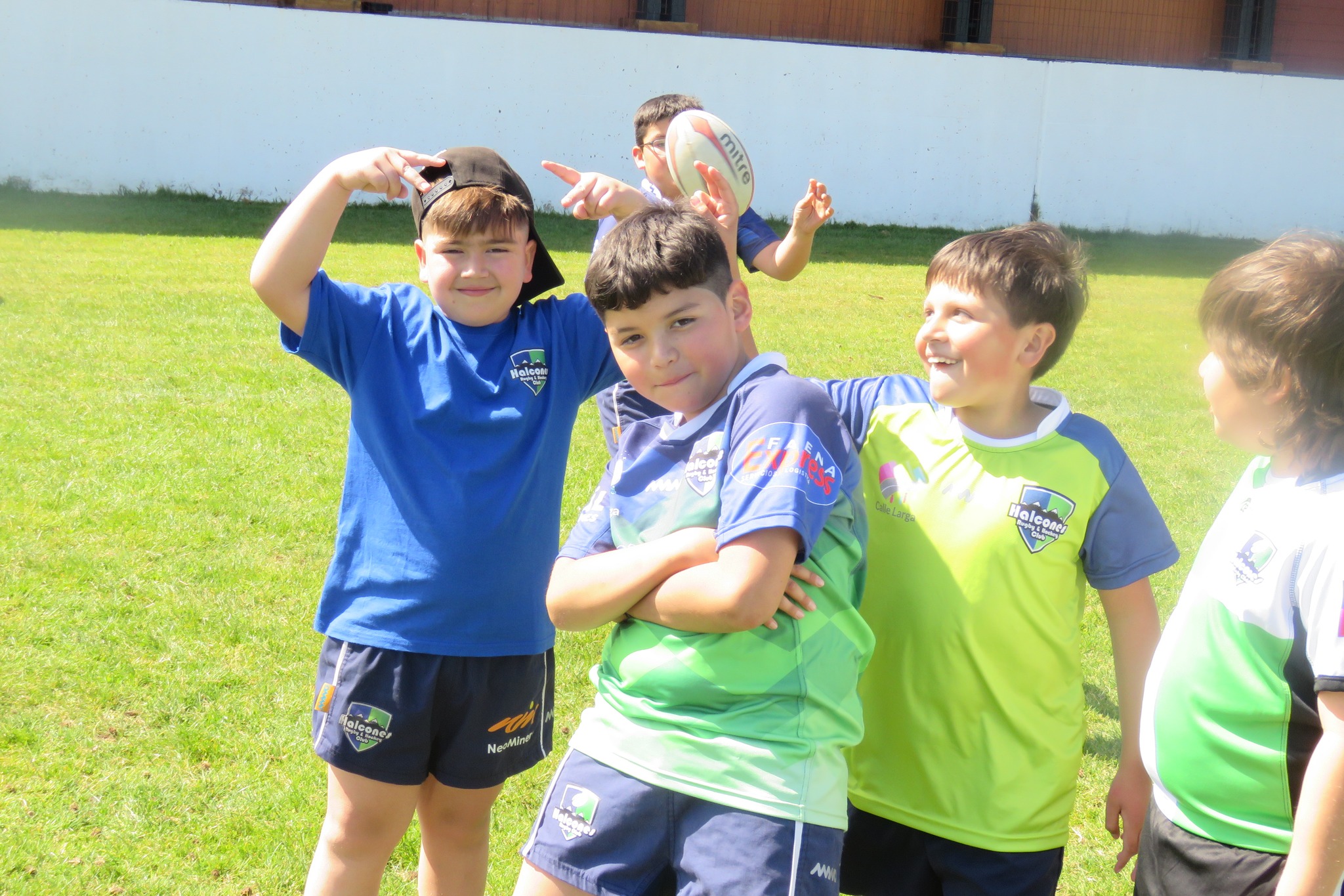 Niños de Halcones Posando
